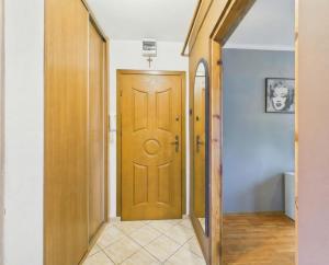 a hallway with a wooden door in a house at Mieszkanie na Alei in Głogów