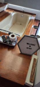a bath tub with a sign that says welcome to no me at Private Apt, AC, Jacuzzi, parking Centro in Escuintla +17 photos