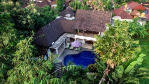 an aerial view of a house with a swimming pool at Villa Bali Zen Kerobokan in Kerobokan