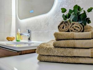 a pile of towels sitting on a counter in a bathroom at Appartement Le petit Bretzel in Neuwiller-lès-Saverne