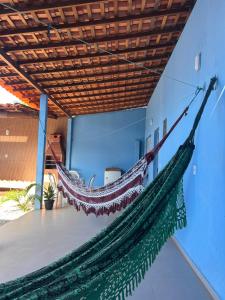a hammock hanging from the ceiling of a room at Casa Morada Nobre2 in Barreirinhas