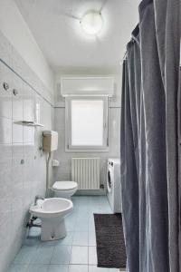 a bathroom with a toilet and a sink at Marila 5, a due Passi dal Mare in Lido di Jesolo