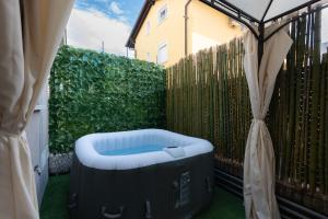 a hot tub sitting on the side of a fence at Marila 5, a due Passi dal Mare in Lido di Jesolo