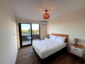 a bedroom with a bed and a large window at Carmelo Postal in Carmelo