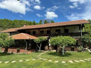 a house with a yard in front of it at Konak Tosa in Poganovo