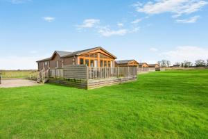 a home with a large yard with a house at Primrose 2 bed - Violet in Eye