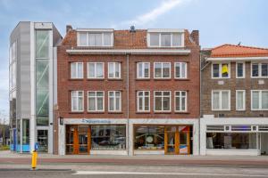 a large brick building on a city street at Eindhoven City Suites Hoogstraat B 4P in Eindhoven