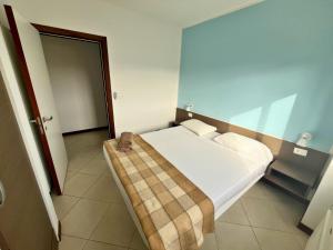a bedroom with a bed in a room at City & Sea View T1 with Balcony in Lazareto
