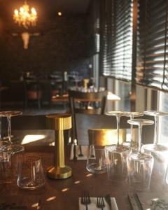 a group of wine glasses sitting on top of a table at De Smokkelhoeve in Riemst