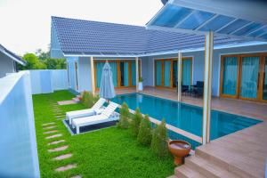 a backyard with a swimming pool and a house at Samui Tropical Pool Villas in Ban Li Pa Noi