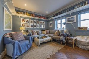 a living room with blue walls and couches at Appletree House in Sway