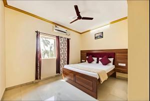a bedroom with a bed and a ceiling fan at SAI GUEST house in Calangute