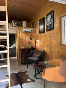 ein Wohnzimmer mit einem Etagenbett und einem Tisch in der Unterkunft Tiny de Paula in Saint-Hubert