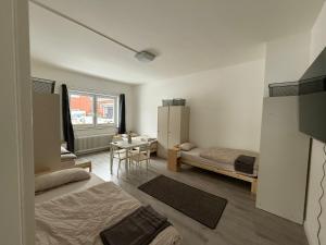 a room with two beds and a table in it at Hostel & Monteurzimmer bei KuK in Hamburg