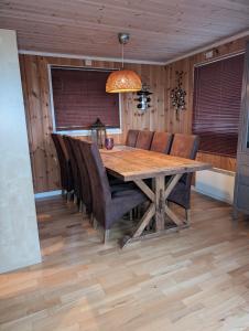 a dining room with a wooden table and chairs at Feriehjemmet in Ringsaker +6 photos