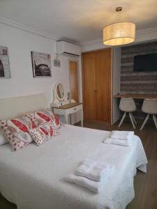 Llit o llits en una habitació de Hotel Iris La Eliana