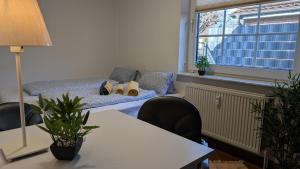a living room with a bed and a table with chairs at Harmonie im Grünen - Charmantes Erdgeschoss Privatzimmer mit Gartenzugang in Wathlingen