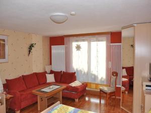 a living room with a red couch and a window at Ferienwohnung Meyer in Ilmenau