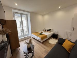 a bedroom with a bed and a large window at Le Cocon Maison Reve Excellence in Écommoy
