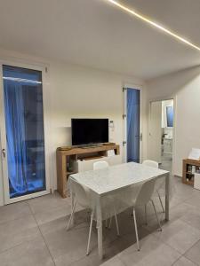 a living room with a white table and a television at Appartamento Teodorico Ravenna in Ravenna