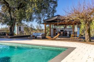 a house with a swimming pool and a gazebo at Casinha Revira Volta in Nesperal
