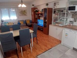 a kitchen and living room with a table and chairs at MERINDADES AMAZUL MILANO - Piso turístico - Medina de Pomar in Medina de Pomar
