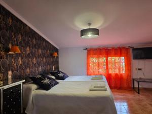 Llit o llits en una habitació de Hotel Iris La Eliana