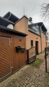 a house with a wooden gate and a fence at Ferienwohnung Seeblick in Wustrow