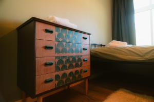 a dresser in a bedroom next to a bed at Frafjord Apartments Frøya in Dirdal