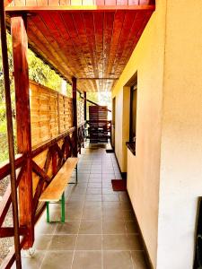 a porch with benches and a wooden roof at Pokoje Gościnne Dunajec in Zabrzeź