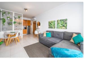 a living room with a gray couch and a table at Sunny apartamento in Portimão