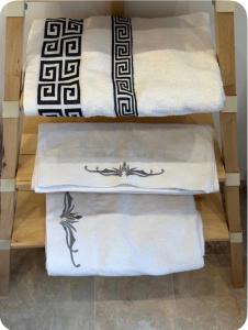 a set of three white towels on a shelf at 13th private in Rueil-Malmaison +95 photos