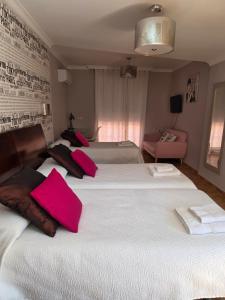 Llit o llits en una habitació de Hotel Iris La Eliana
