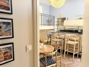 a kitchen with a table and chairs in a room at Le Chouette Loft in Dijon +17 photos