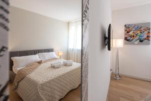 a bedroom with a bed with two towels on it at Flats4rent in Verona