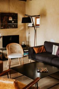 a living room with a couch and a table at Les Nuits du Taris in Bourdeaux