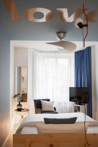a bedroom with a bed and a ceiling fan at Posthotel Alexander Herrmann in Wirsberg