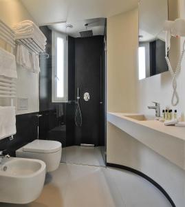 セニガッリアにあるResidence Cristallo Senigalliaのバスルーム(トイレ、洗面台、シャワー付)