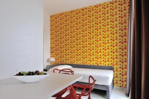 セニガッリアにあるResidence Cristallo Senigalliaのベッドルーム1室(ベッド1台、テーブル、椅子付)