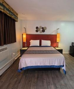 a bedroom with a large bed in a room at Southington Motor Lodge in Southington