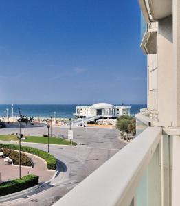 vistas al océano desde el balcón de un edificio en Residence Cristallo Senigallia, en Senigallia