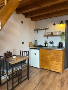 a kitchen with a table and chairs and a counter at Ağaran Duru Konak Suit Bungalov in Rize +20 photos