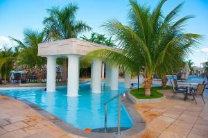a swimming pool with palm trees in a resort at Lacqua Diroma 12345 Caldas Novas in Caldas Novas