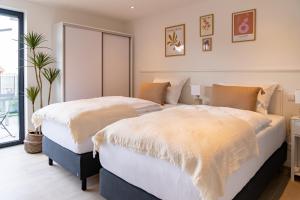 two beds sitting next to each other in a bedroom at DOM Inn in Mörfelden-Walldorf