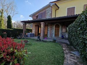a brick house with a yard with a yard at B&B Art Experience Novecento e Dintorni in Monte Grimano Terme