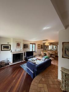 a living room with a couch and a fireplace at B&B Art Experience Novecento e Dintorni in Monte Grimano Terme