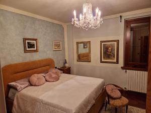 a bedroom with a bed with pink pillows on it at B&B Art Experience Novecento e Dintorni in Monte Grimano Terme