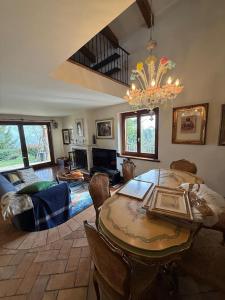 a living room with a table and chairs and a chandelier at B&B Art Experience Novecento e Dintorni in Monte Grimano Terme