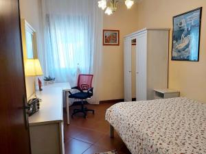 une chambre d'hôtel avec un lit, un bureau et une fenêtre dans l'établissement La Celeste a Montegaldella -VI - Italia, à Montegaldella