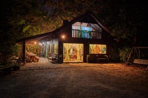 a house at night with its doors lit up at Sítio Temporada in Guabiruba
